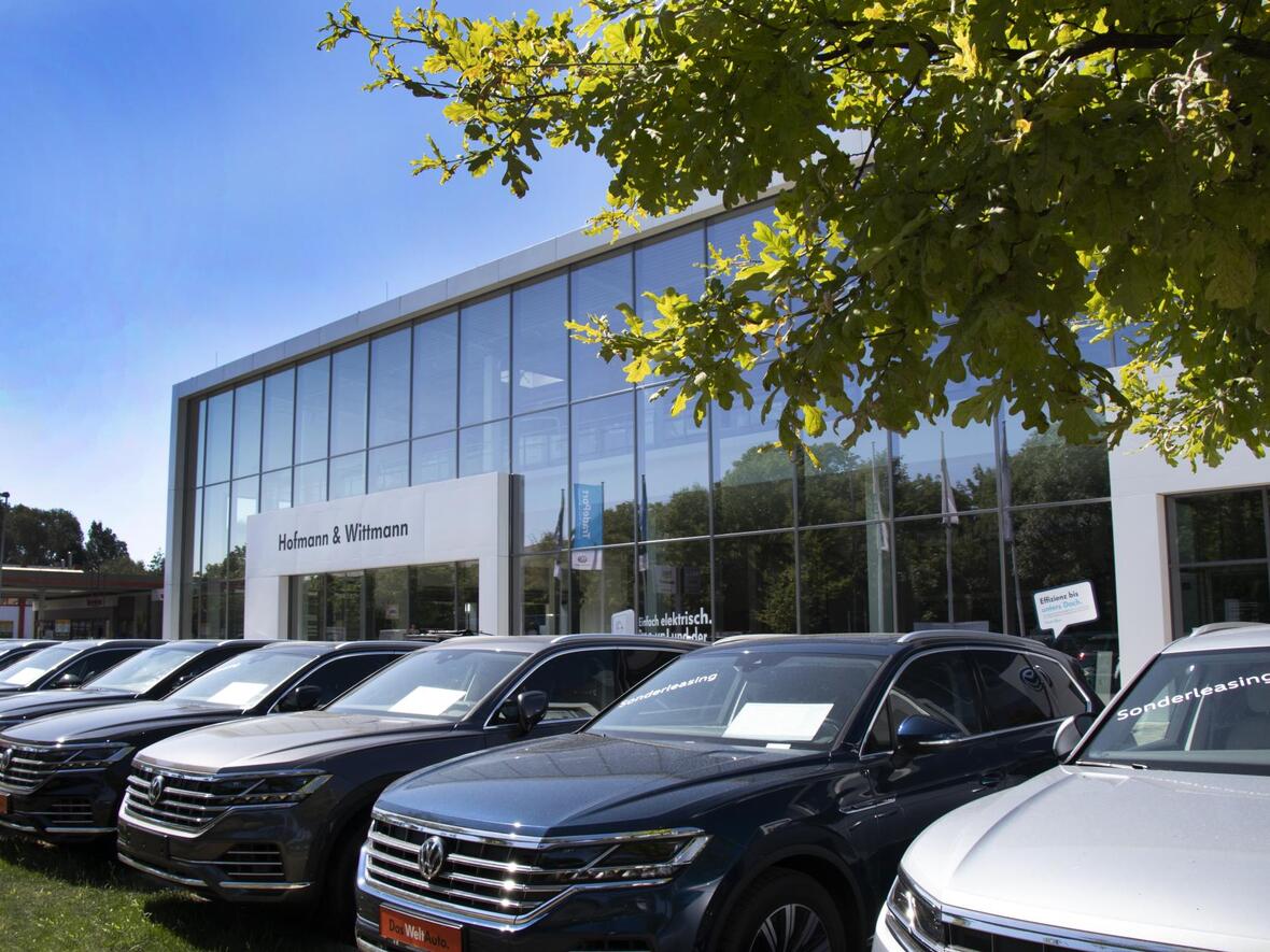 schwarze-und-silberne-autos-vor-dem-autohaus-hofmann-wittmann