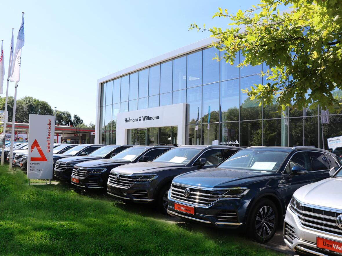 gebaeude-aussenansicht-mit-autos-autohaus-hofmann-wittmann-gmbh