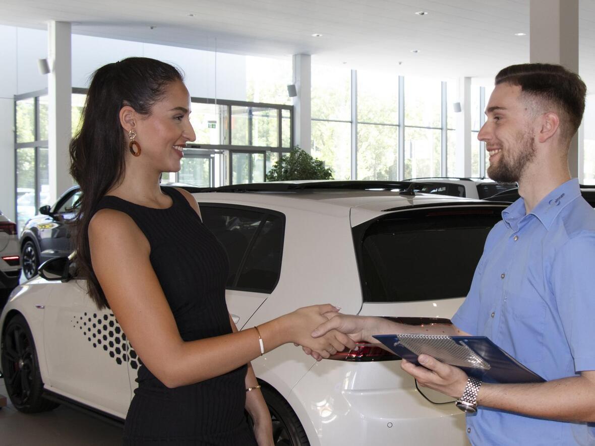 autohaus-hofmann-wittmann-gmbh-handschlag-vor-weissem-auto