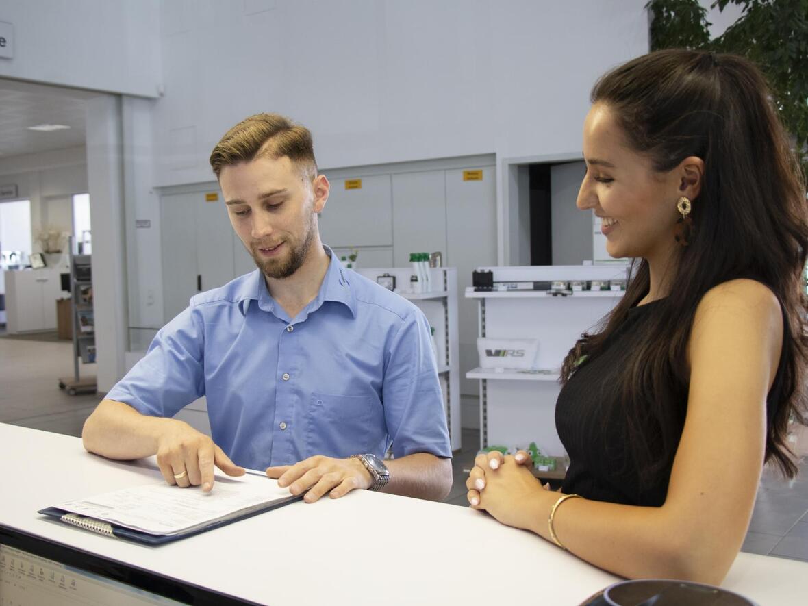 vertrag-abschliessen-im-autohaus-hofmann-wittmann