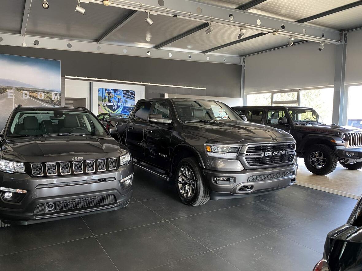 jeep-ram-showroom-im-autohaus-klepmeir