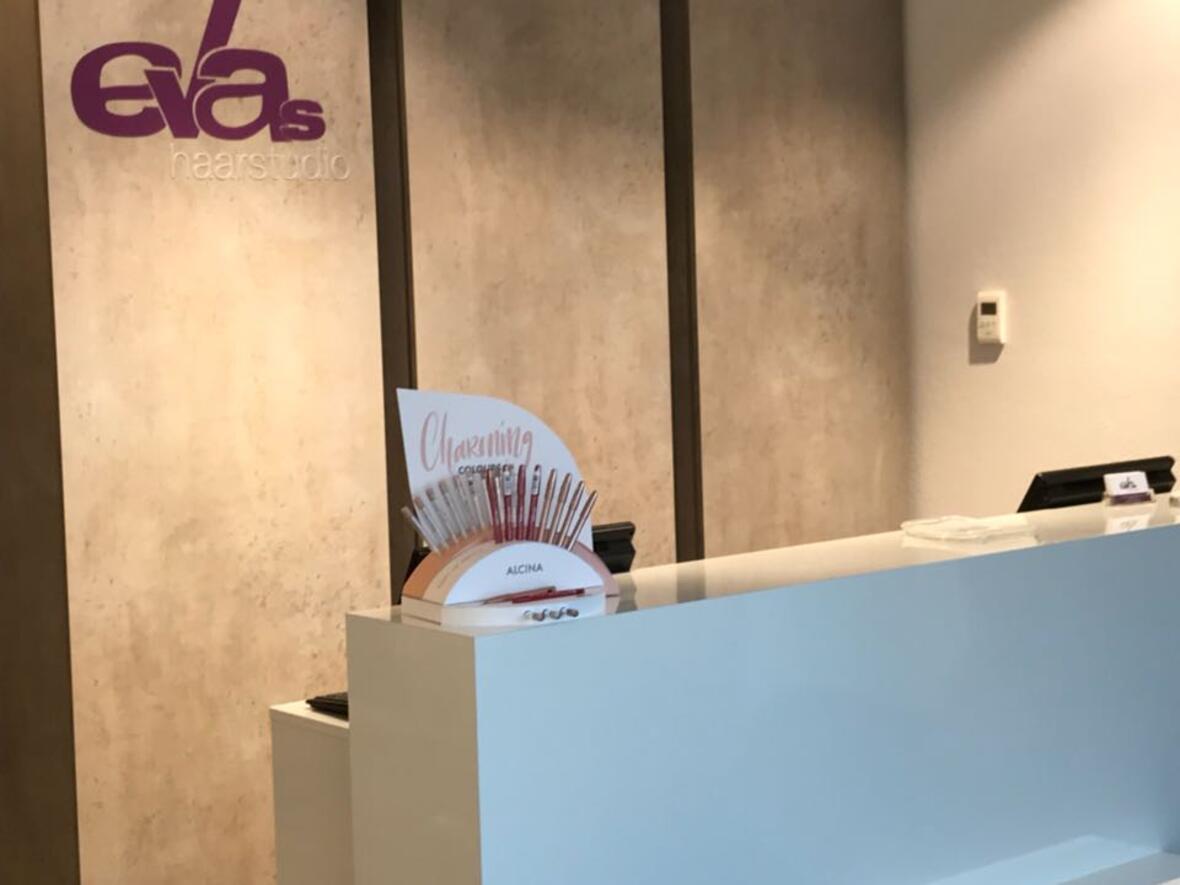 evas-haarstudio-manching-friseur-theke