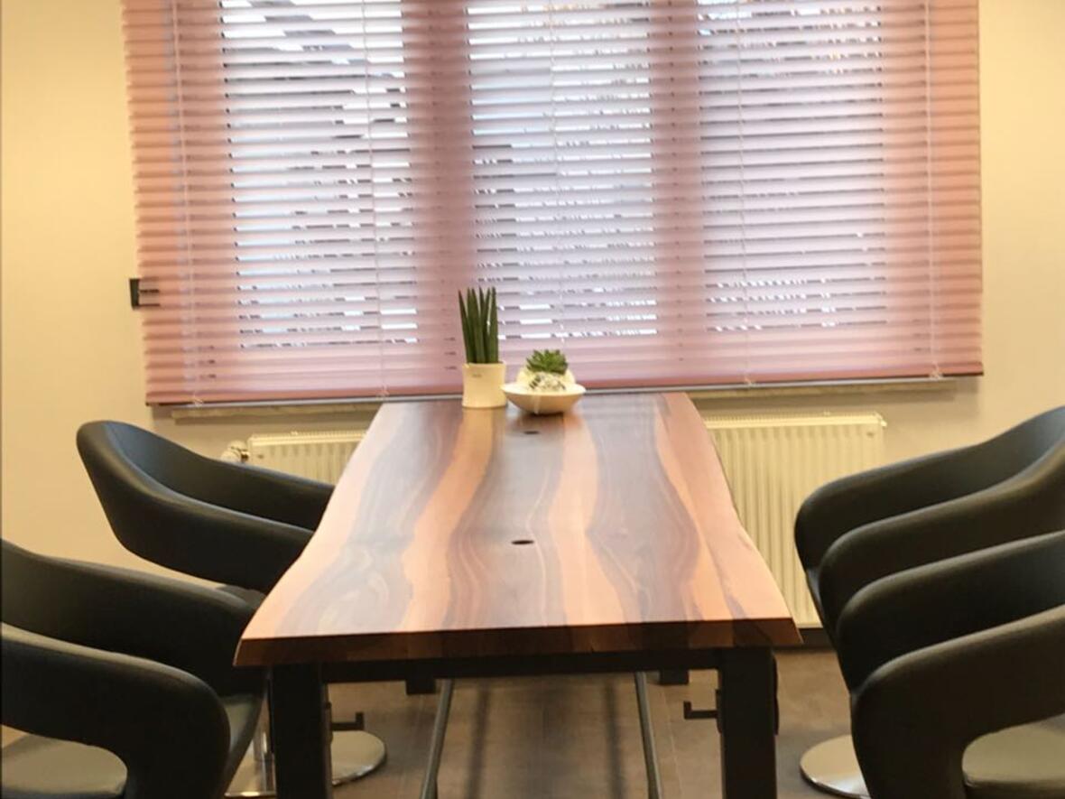 evas-haarstudio-manching-friseur-tisch-und-stuehle