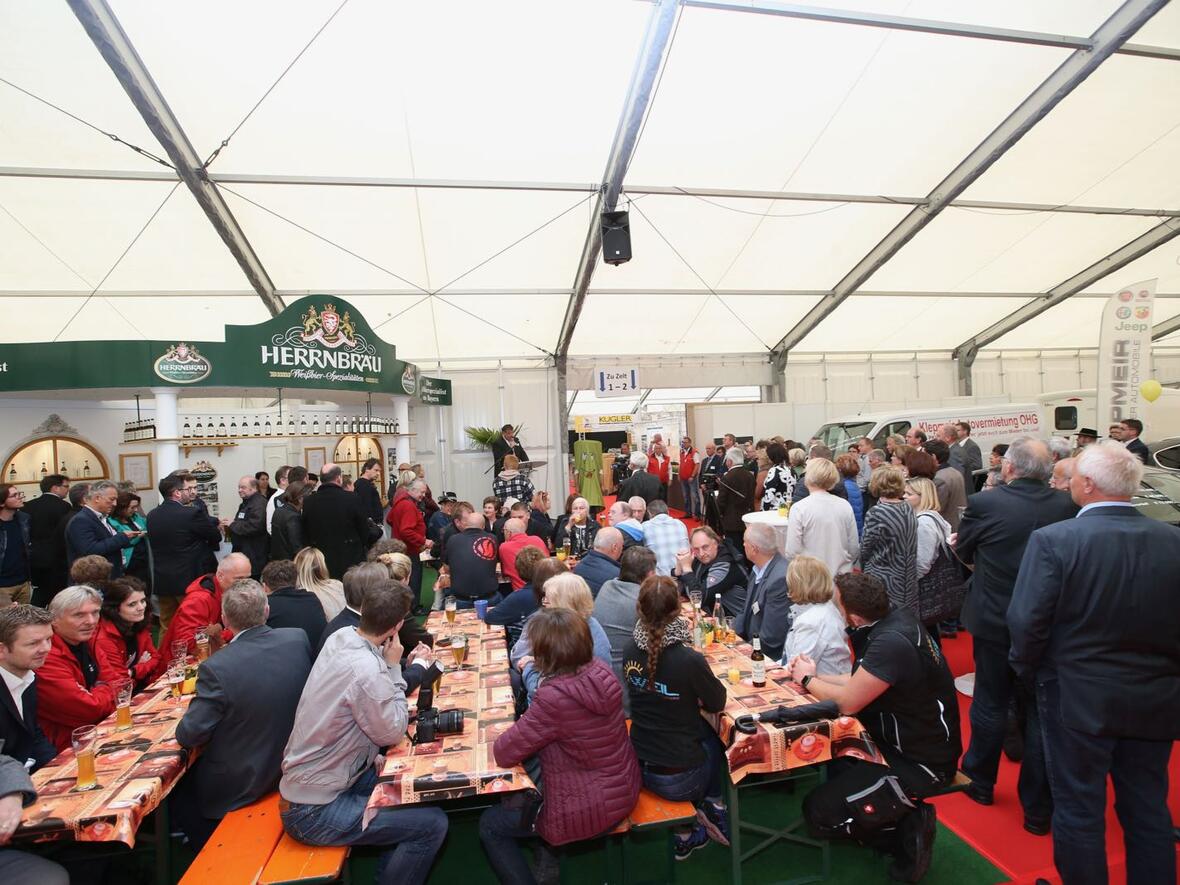 gefuelltes-zelt-auf-der-gewerbemesse-manching