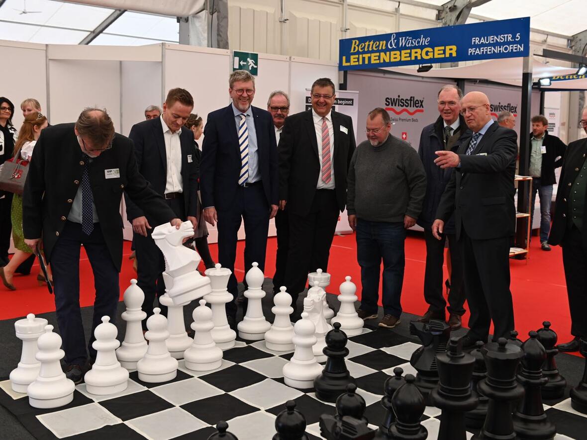 gewerbemesse-manching-schwarz-weisses-grosses-schachbrett