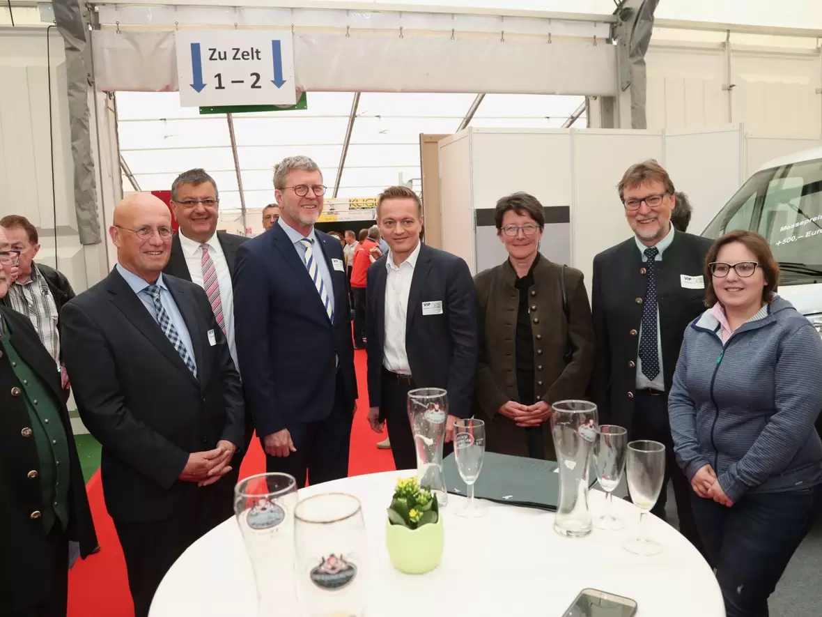 gruppenfoto-auf-der-gewerbemesse-manching