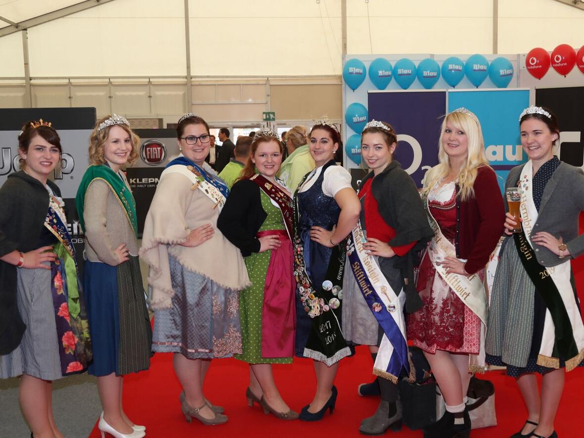 gewerbemesse-manching-damen-in-dirndl