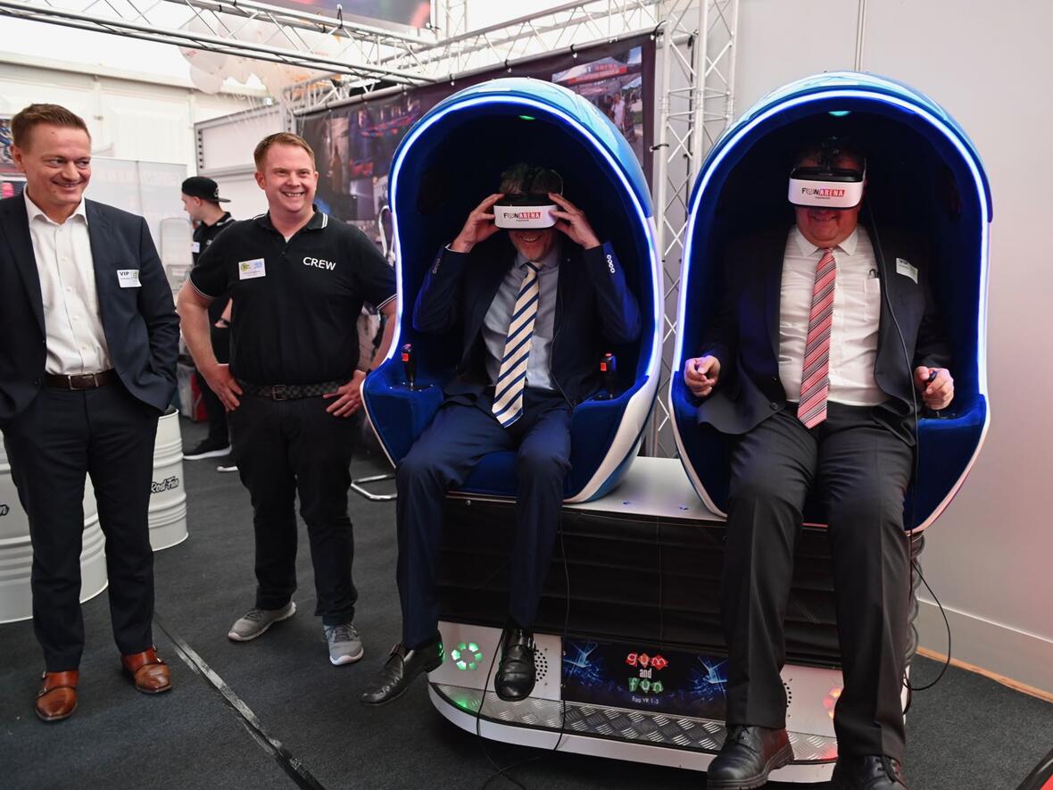 test-der-vr-brillen-auf-der-gewerbemesse-manching