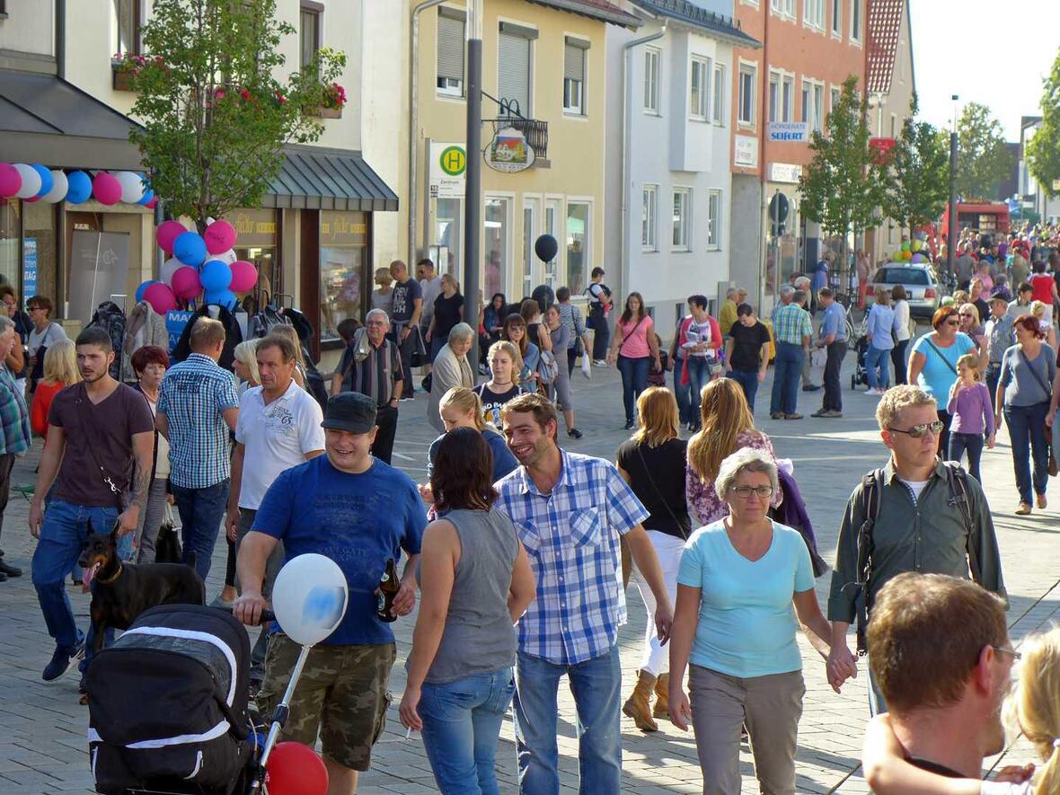 die-besucher-schlendern-durch-die-einkaufsstrassen-in-manching-foto-kai-ortenburger