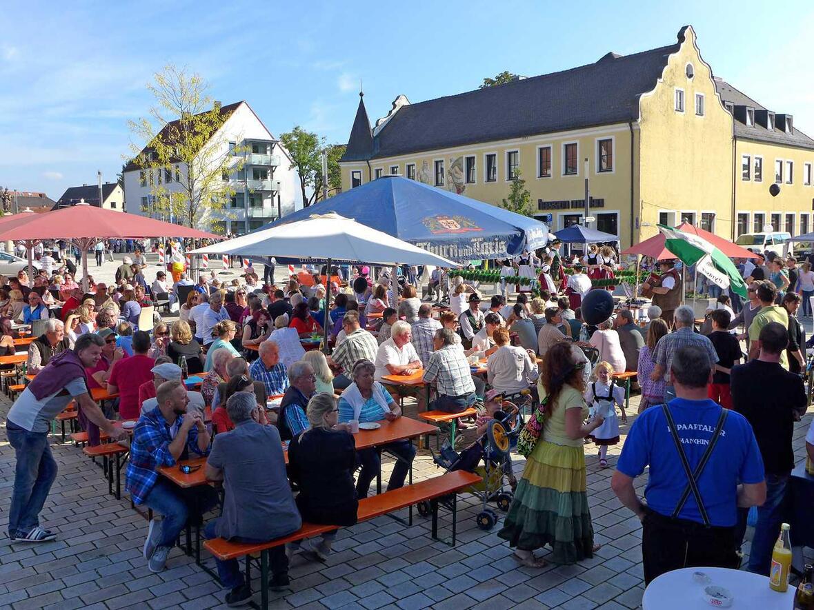 am-verkaufsoffenen-sonntag-fuellen-sich-die-strassen-der-manchinger-innenstadt-foto-kai-ortenburger
