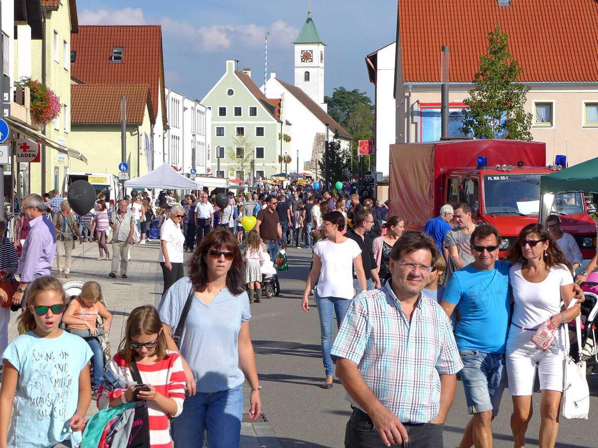 bei-sonnigem-wetter-macht-einkaufen-in-manching-besonders-spass-foto-kai-ortenburger
