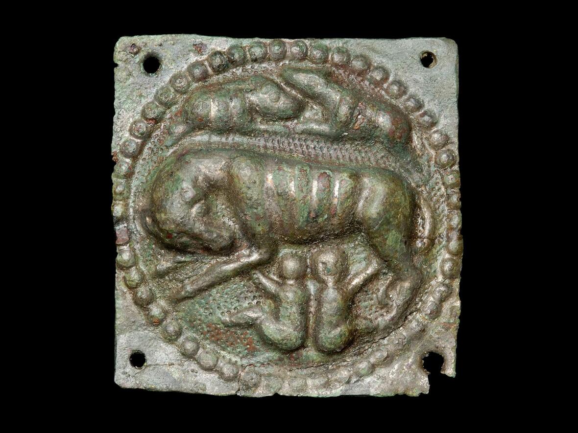 roemisches-guertelblech-mit-lupa-romana-oberstimm