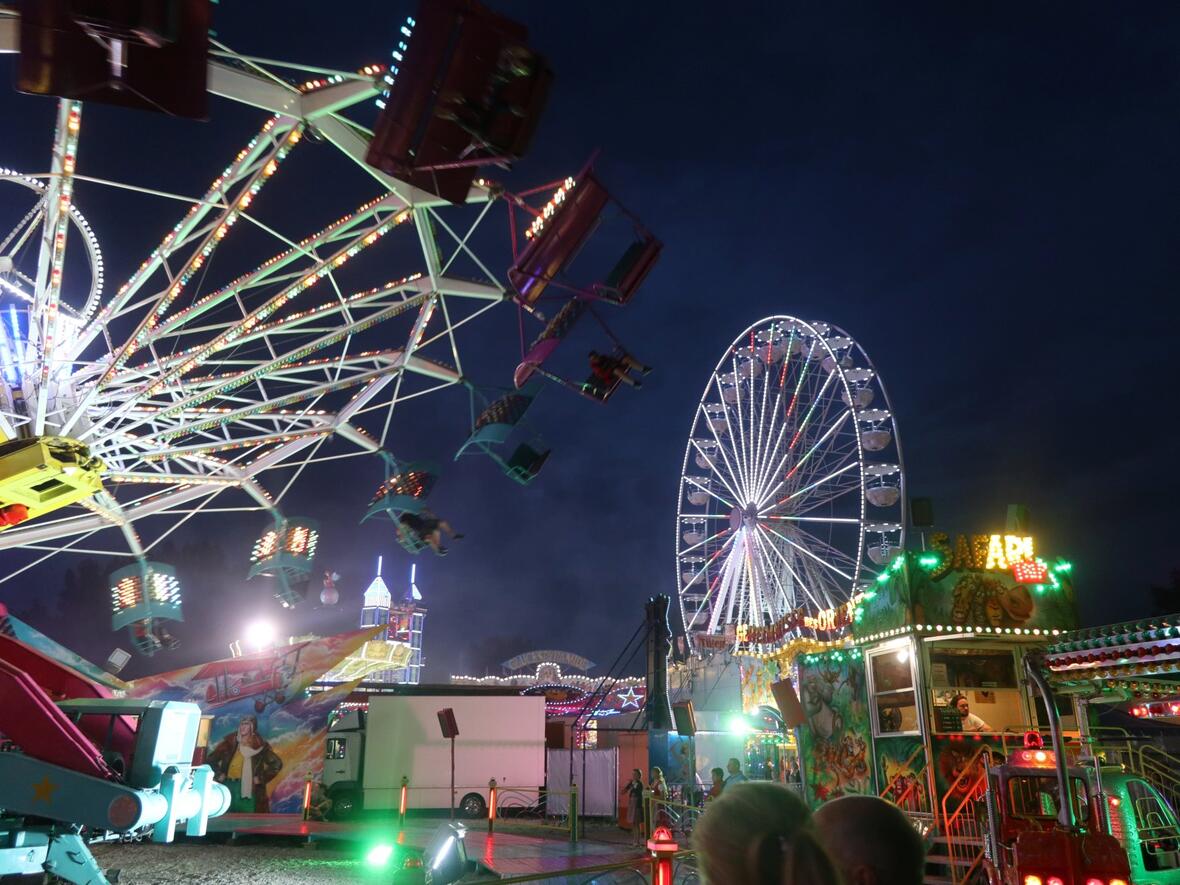 fahrgeschaefte-bei-nacht-barthelmarkt-in-oberstimm-manching