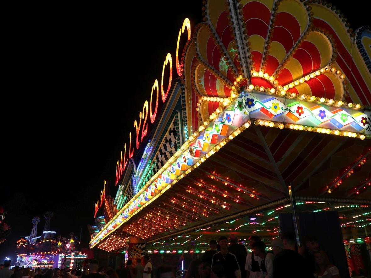 bunte-fahrgeschaefte-am-oberstimmer-manchinger-barthelmarkt