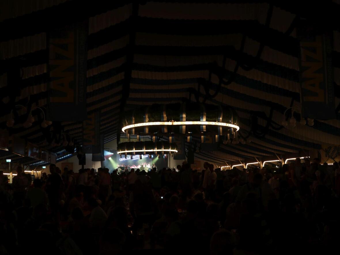 das-lanzl-am-barthelmarkt-in-oberstimm-manching-bei-nacht-2019