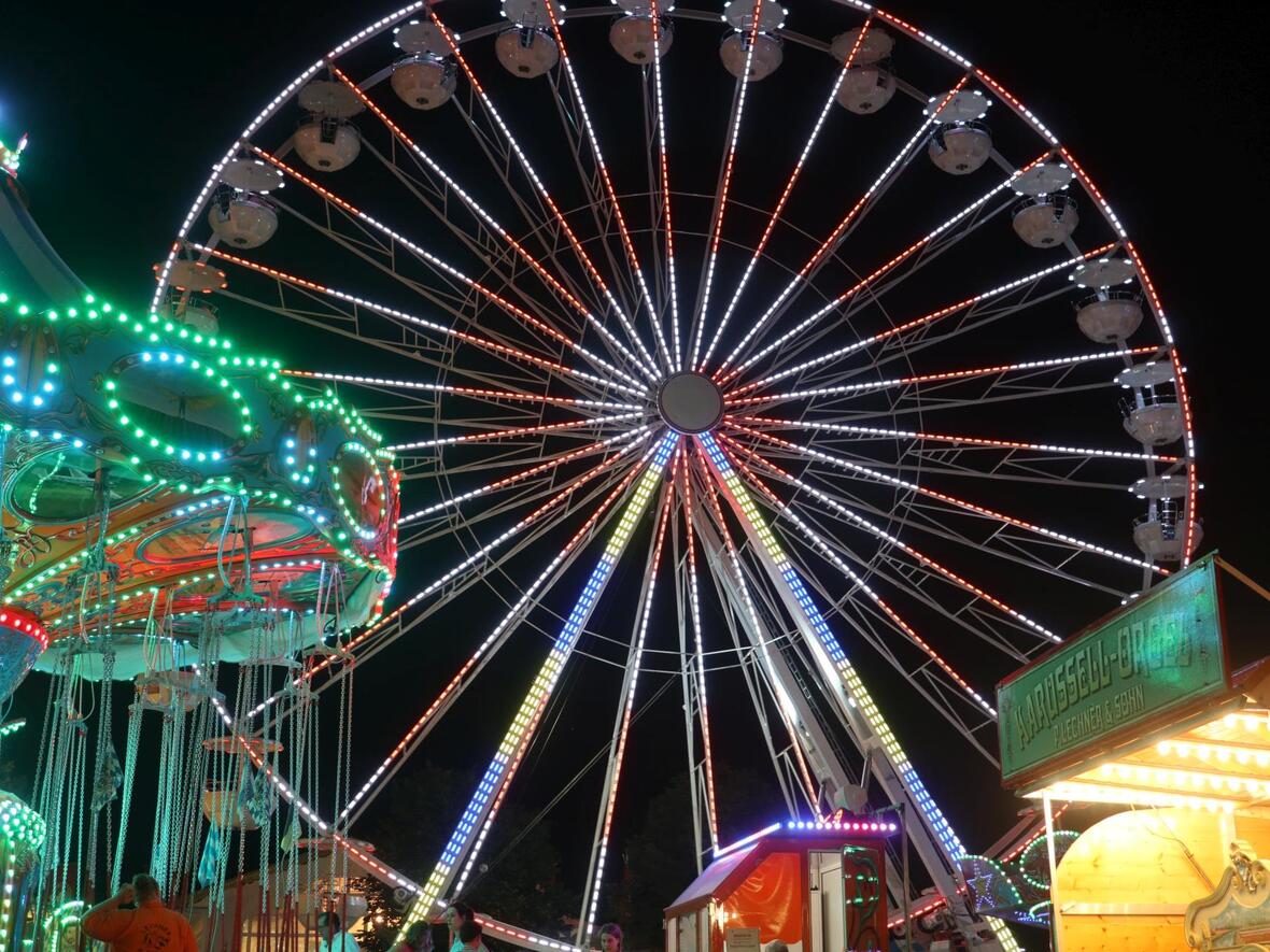 das-farbig-beleuchtete-riesenrad-am-barthelmarkt-in-oberstimm-manching