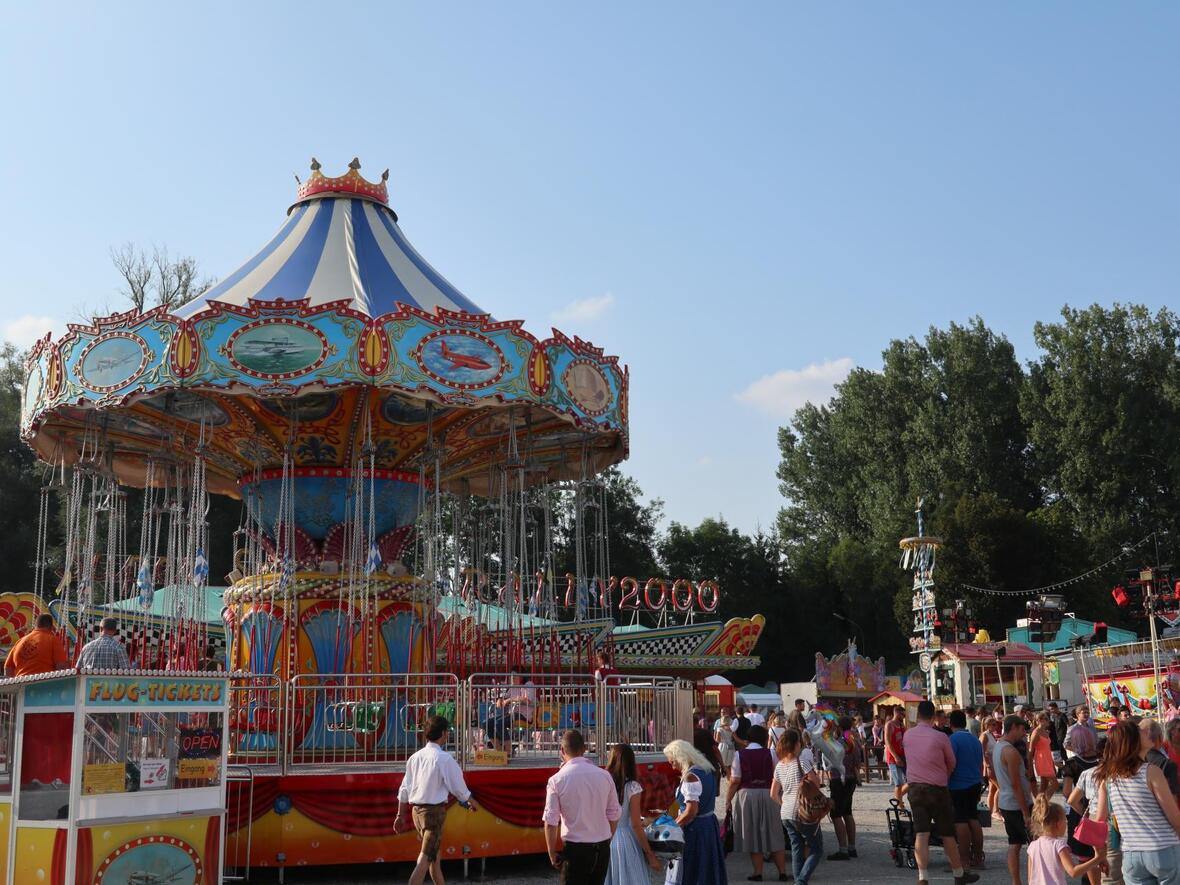 fuer-ausreichend-spass-sorgte-auch-das-buntes-karussell-am-barthelmarkt-in-oberstimm-manching