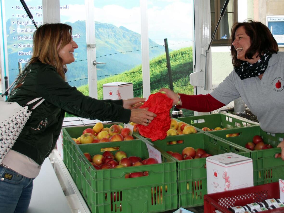 obst-in-gruenen-kisten-beim-manchinger-wochenmmarkt