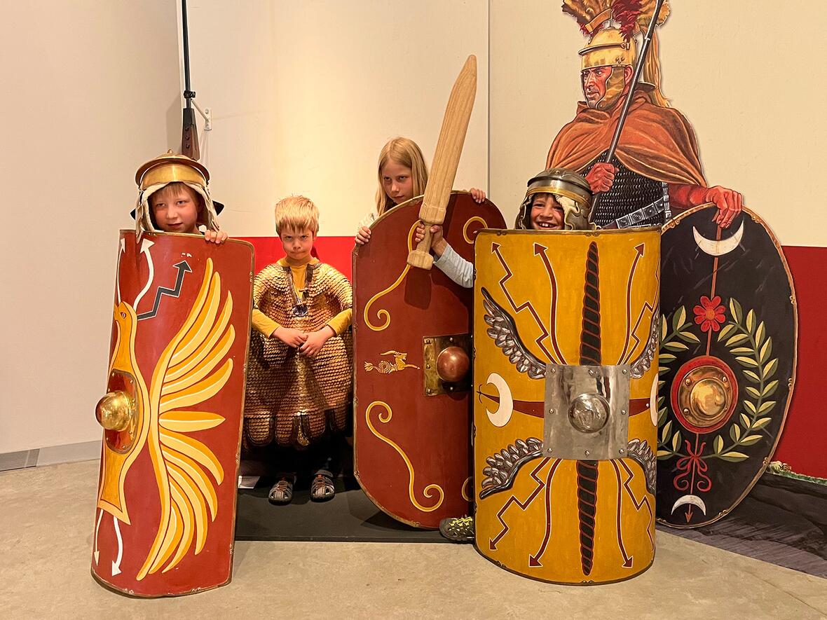 anfassen-und-ausprobieren-sin-in-der-manchinger-sonderausstellung-ausdruecklich-erwuenscht_foto-josef-holzmayr-1