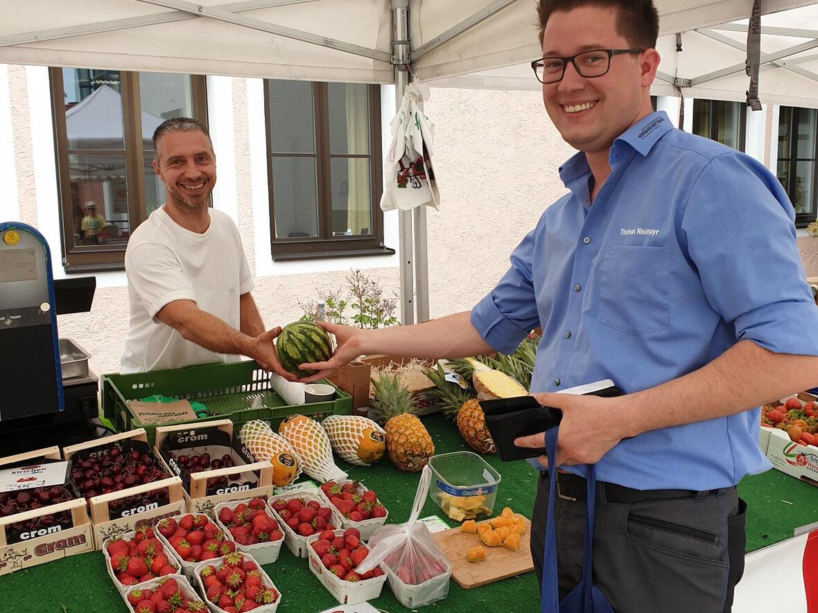 Obst, Gemüse, Öle, Geschenkartikel von Oktober - März auch italienische Salami und Feinkost
