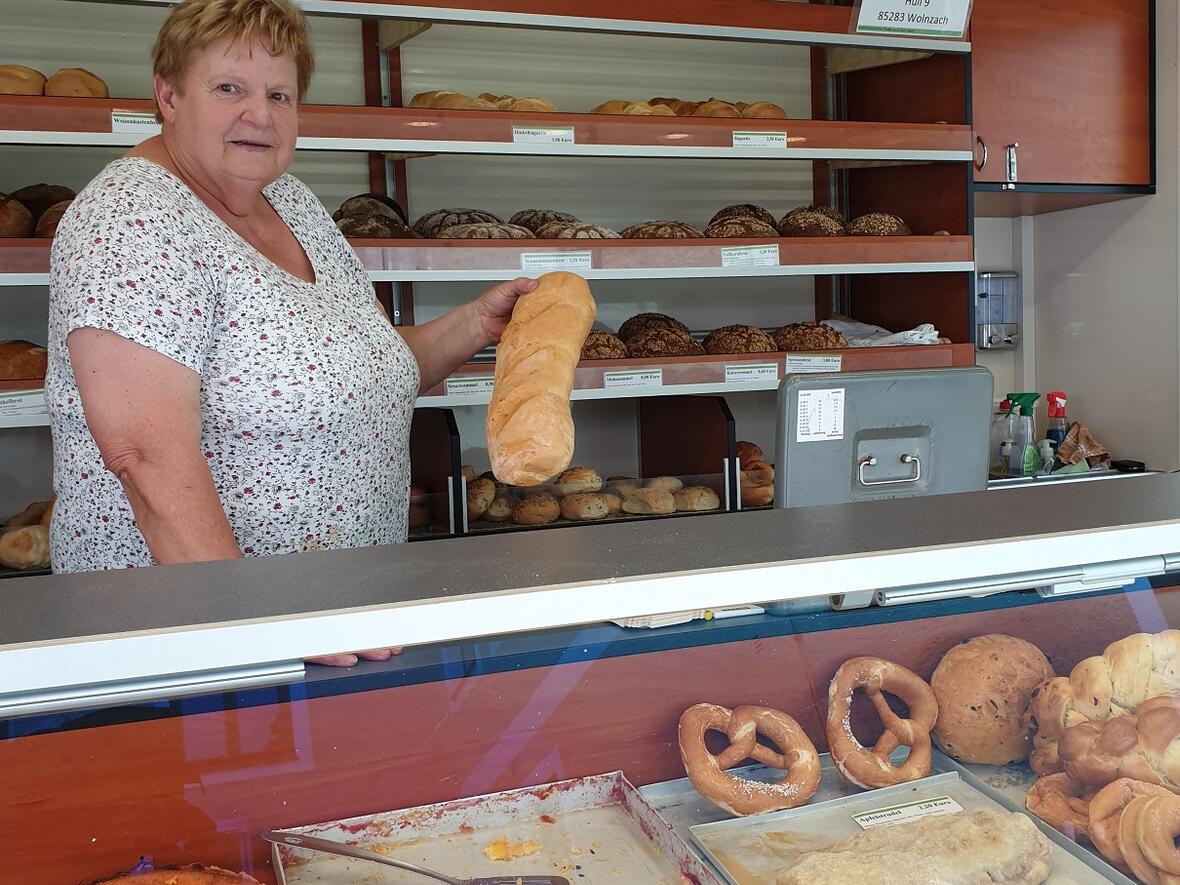 Hausgemachte Kuchen, Schmalzgebäck, Backwaren, Semmeln, Brezen, Brot
Kaffee
saisonal: Hopfenpflanzen im April und Mai
Hopfenkränze im August und September