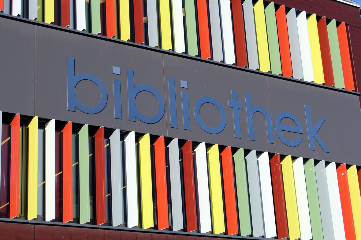 2021-03-08-bibliothek-aussenansicht-schriftzug
