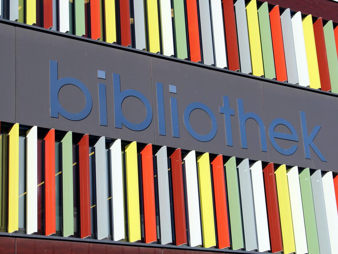 2021-03-08-bibliothek-aussenansicht-schriftzug