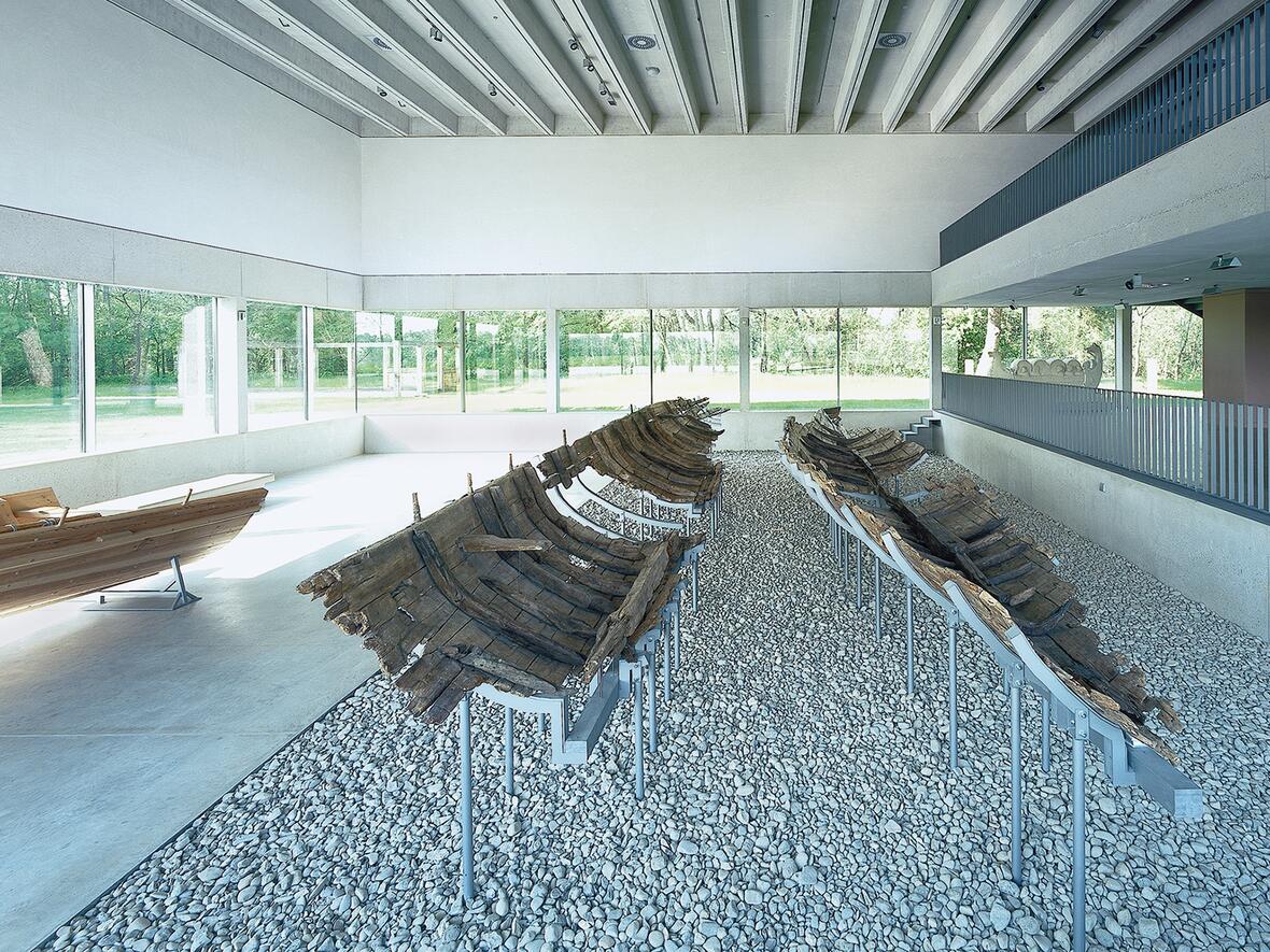 in-der-dauerausstellung-des-kelten-roemer-museums-manching-sind-unter-anderem-zwei-hervorragend-erhaltene-schiffswracks-aus-dem-roemerkastell-von-oberstimm-zu-bestaunen-foto-michael-heinrich