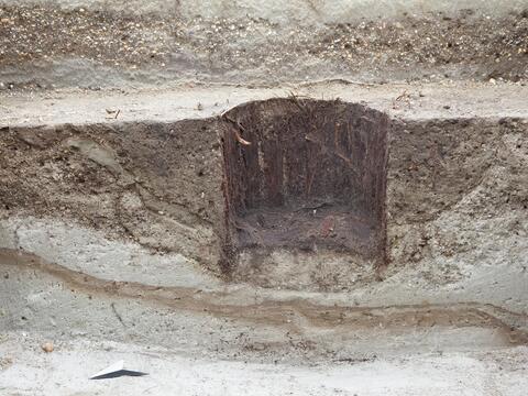 © Archäologisches Büro Anzenberger & Leicht GbR/Jenny Abura | Schnitt durch einen eisenzeitlichen Brunnen mit Holzerhaltung
