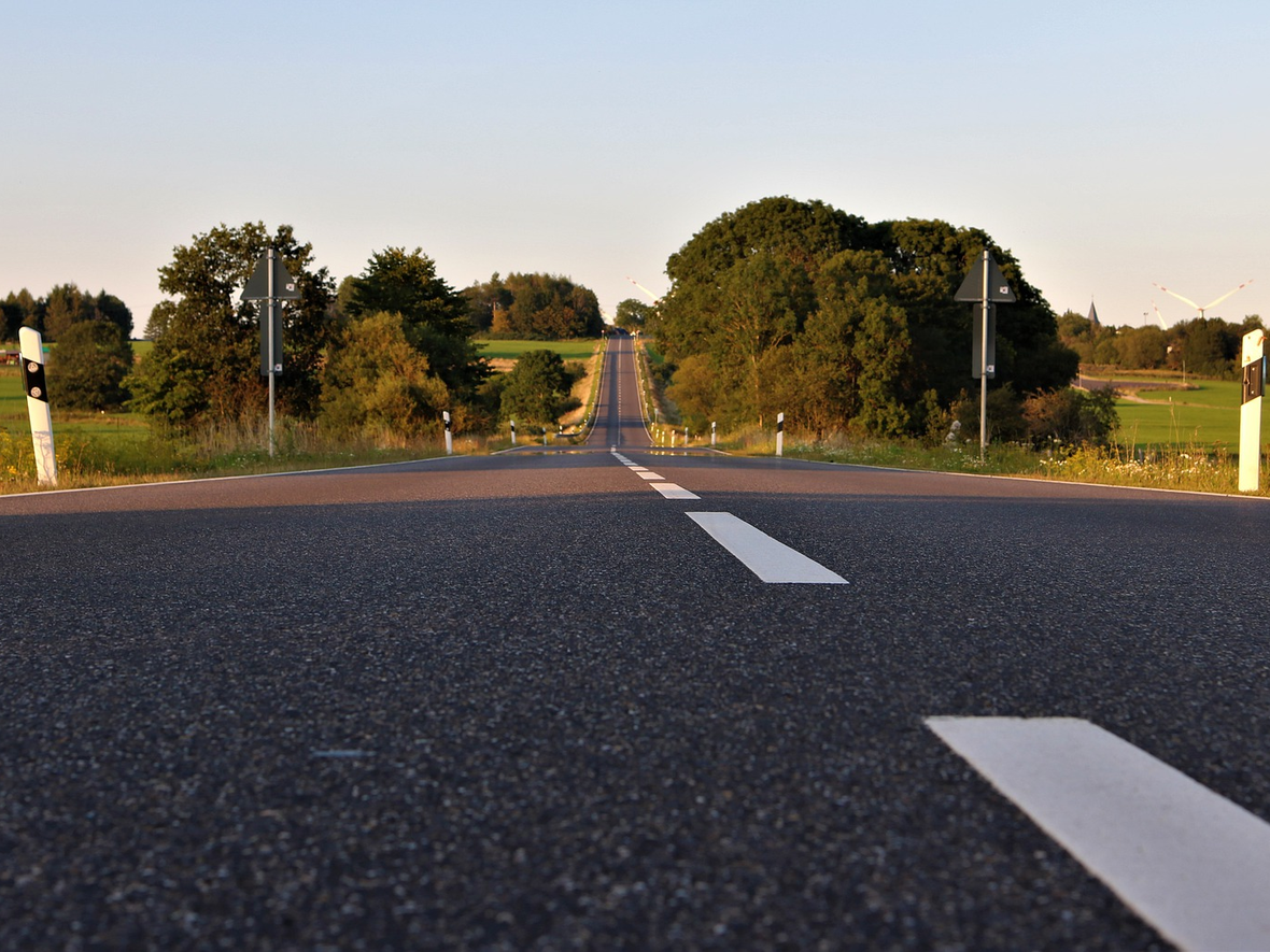 bundesstrasse-mit-mittelstreifen-und-baeumen